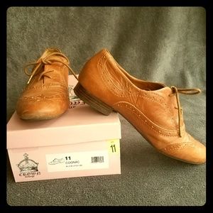 Womens Oxford flats, size 11